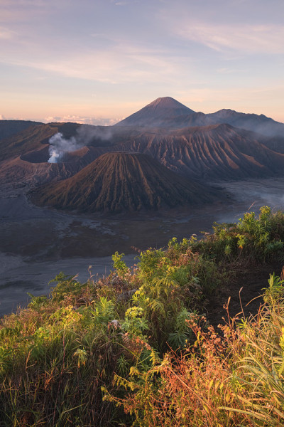 Bromo火山是印度尼西亚东爪哇腾格里山脉的一个活火山。