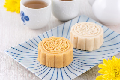 五彩斑斓的月饼、绿豆糕、秀才酥饼为中秋节传统美食点心，合上。
