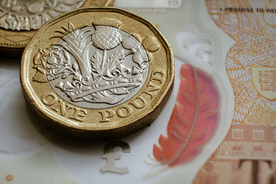 英国一英镑硬币放在10英镑钞票上。