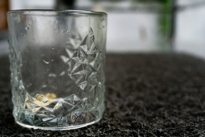 一个空柠檬水玻璃杯的特写镜头。