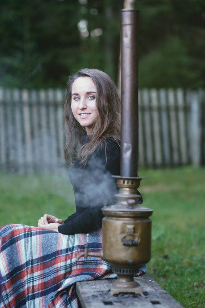 坐在花园茶炊旁的俄国女人