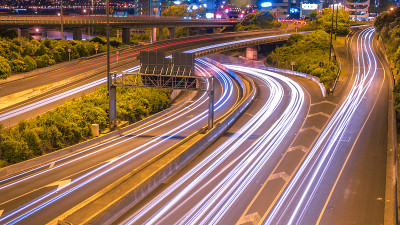 长时间暴露高速公路上的夜间交通