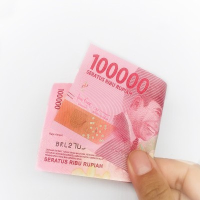 面值为十万卢比的一张印尼盾钞票(10万卢比，00卢比)印钞机印尼使用的一种纸币