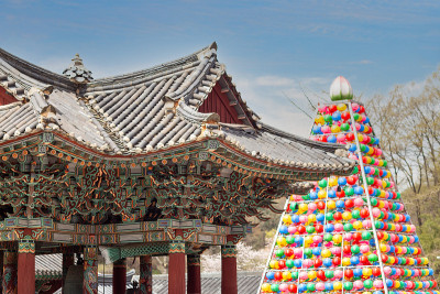 韩国松广寺的宗教建筑和彩灯塔