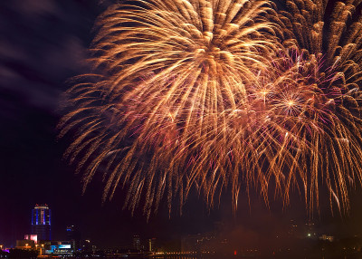 俄罗斯叶卡捷琳堡夜市烟花特写