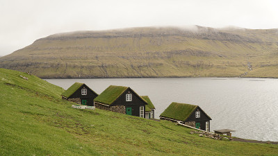 丹麦Faroe群岛上的Bøur村山上的drangarir Sea Stack和Tindhólmur岛