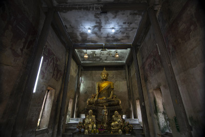古庙是泰国的公共场所和著名的地标性旅游景点，外面覆盖着榕树根。