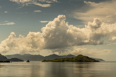 林卡岛西岸海岸风景，印度尼西亚。