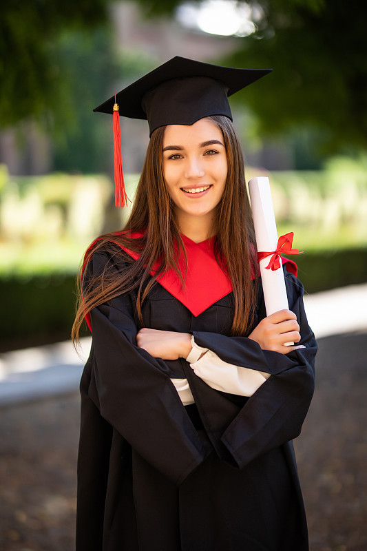 年轻女子的毕业照。大学。教育、毕业与人观念。