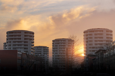 夕阳下的圆塔公寓