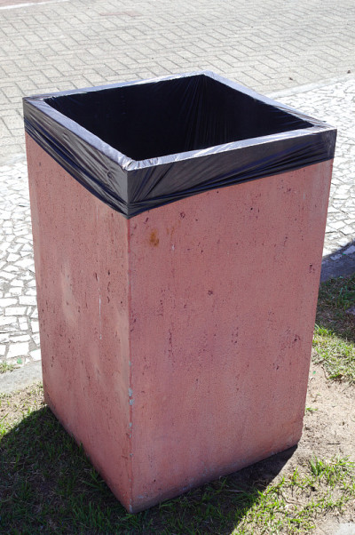 城市公园里有垃圾桶