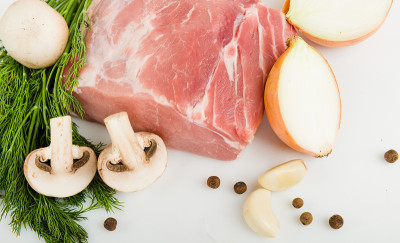 船上的新鲜生肉加上调味料