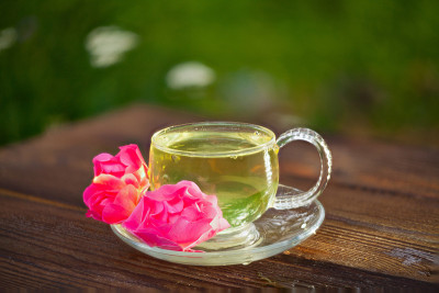 美味的绿茶在美丽的玻璃碗在桌子上