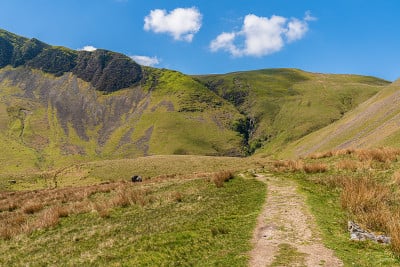 英格兰坎布里亚郡考特利喷口附近的约克郡山谷景观