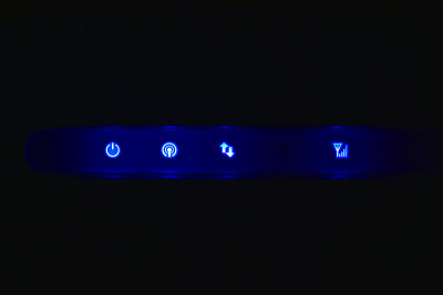 在黑暗中Wi - Fi路由器的蓝色led灯