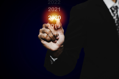 目标的目标。商人手用笔触点2020年，暗色背景上虚拟屏幕，2019年到2020年的变化，战略、商业规