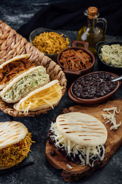 委内瑞拉和哥伦比亚不同类型的Arepas。典型的拉丁美洲早餐