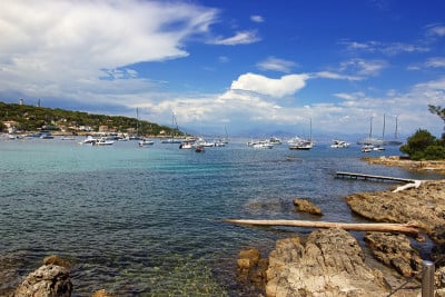 夏天从昂蒂布角俯瞰海滩和海湾