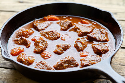 炖牛肉，传统的匈牙利炖牛肉汤，生铁锅里的肉类食物，配上红辣椒