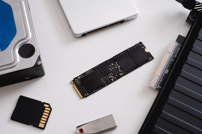 数据存储设备的概念与硬盘，固态驱动器(SSD)， SSD M.2 PCIE NVME。