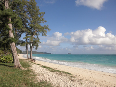温和的海浪冲击着怀马纳洛海滩