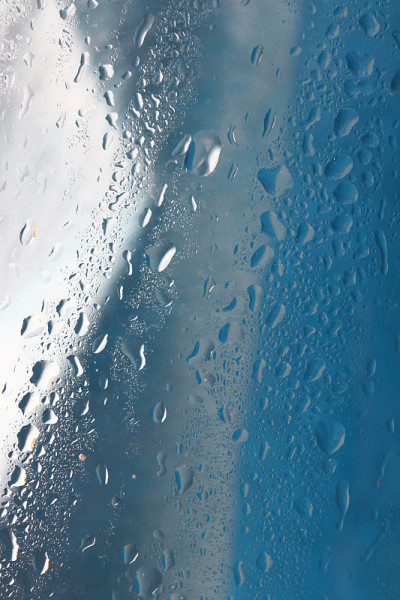 水滴在玻璃彩色背景