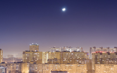 夜晚可以看到城市的天际线