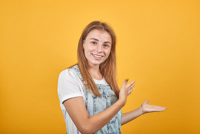 年轻女子身穿白色t恤，橙色背景衬托出情感