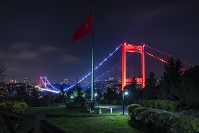 Fatih Sultan Mehmet桥在晚上从Otagtepe在博斯普鲁斯。伊斯坦布尔,土耳其。