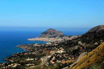在意大利西西里岛的Cefalù和它的堡垒的全景