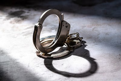 暗光下的手铐，酒后驾车的囚犯可能会被关进监狱