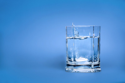 水杯和泡腾片