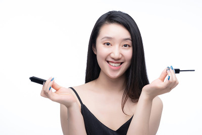 一位年轻的亚洲美女