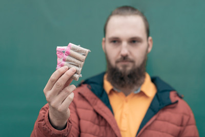 手里拿着鞭炮的男人