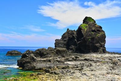 海滩和蓝天上嶙峋的岩石