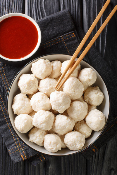 自制的印尼鸡肉丸子，佐酱，放在碗里。垂直的俯视图