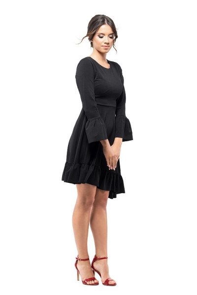 有风的头发和衣服的女人拿着黑色的衣服，向下看