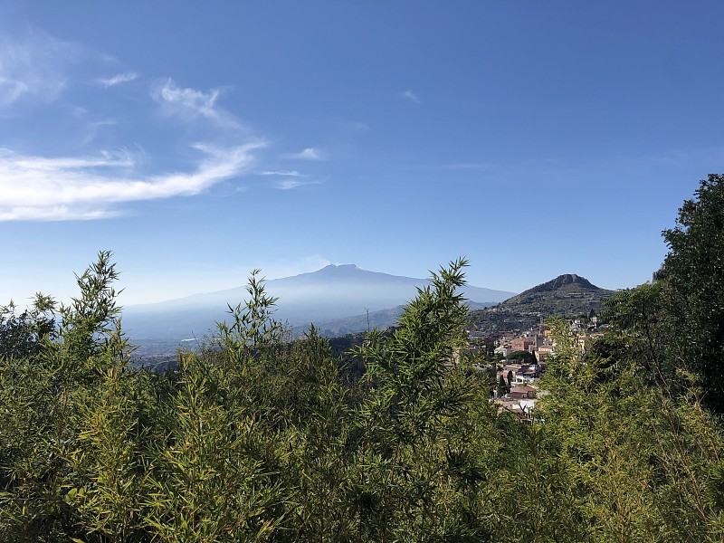 意大利陶尔米纳(西西里)，以埃特纳火山为背景的古老剧院