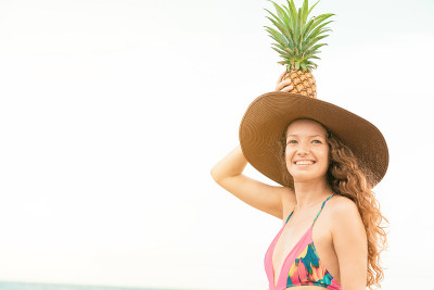 快乐的女人在夏天的海滩上穿着泳衣