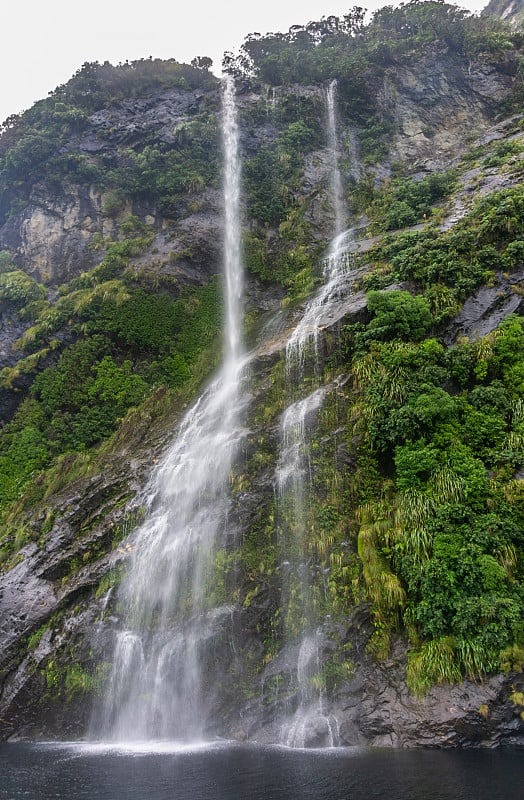 峡湾山脉丘陵海洋瀑布船峡湾米尔福德听起来可疑听起来新西兰