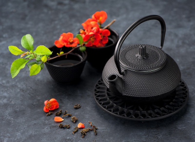 黑铁亚洲风格茶壶和杯绿茶