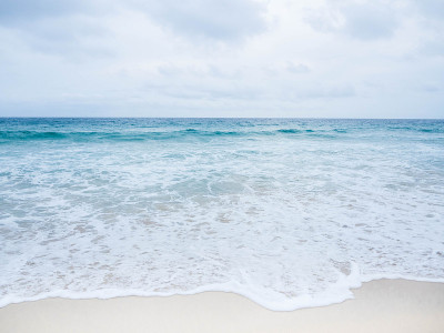 泰国普吉岛海滩上的蓝色海浪