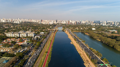 巴西圣保罗的Pinheiros边缘与Pinheiros河和现代建筑的观点