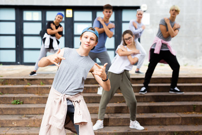 少年和青少年一起跳现代街舞
