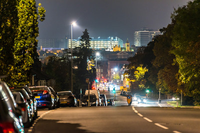 夜景北安普顿路与城市景观背景