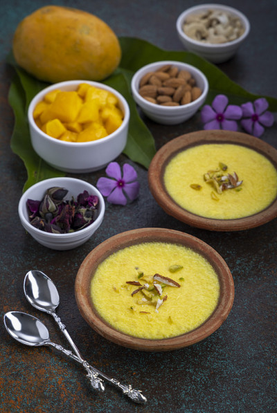 mango-flavored Phirni盛在瓦盘里