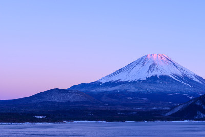 夕阳中的富士山和元津湖