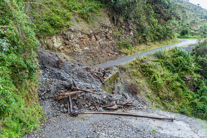 厄瓜多尔南部通往国家公园罗柏的道路上发生滑坡