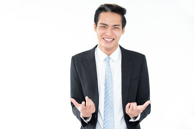 快乐的年轻亚洲商人手势