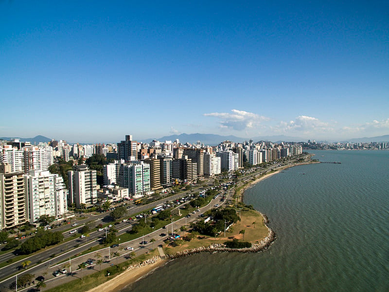 海滩和建筑Beira Mar Norte / Florianopolis。圣卡塔琳娜州,巴西。201